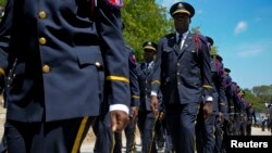 Manm Polis Nasyonal Dayiti, PNH, kap defile pandan yon seremoni pou make 17èm anivèsè enstitisyon polis la. Pòtoprens, 12 jen 2012. (Foto: REUTERS/Swoan Parker) 