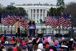 도널드 트럼프 미국 대통령 개인 변호사 루디 줄리아니 전 뉴욕시장이 6일 백악관 앞에서 열린 트럼프 지지집회에서 연설했다.