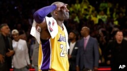 Pemain Los Angeles Lakers, Kobe Bryant, memberi hormat kepada para penggemar dalam pertandingan NBA terakhirnya melawan Utah Jazz (13/4). (AP/Jae C. Hong)