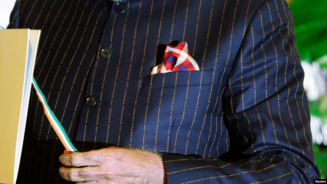 Setelan jas milik PM Narenda Modi yang diperkirakan harnganya mencapai $16.000 akan dilelang untuk dana pembersihan Sungai Gangga (Foto: dok).