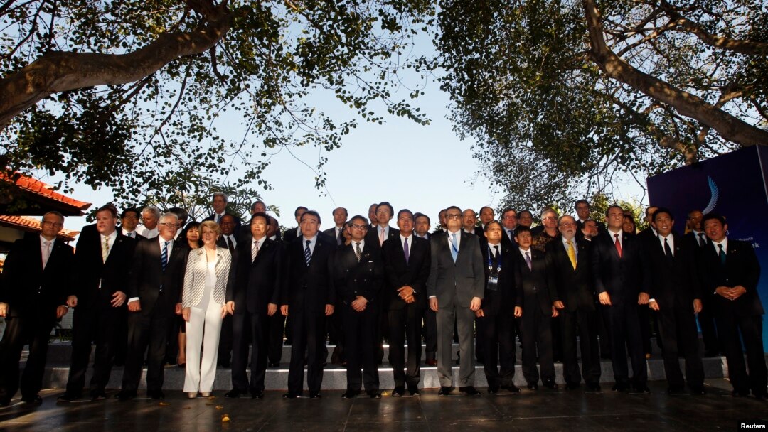Menlu Indonesia Marty Natalegawa (tengah) berpose bersama Menlu AS John Kerry (kiri atas) dan para Menteri Perdagangan dan Menlu negara-negara yang menghadiri KTT APEC, di Nusa Dua, Bali (4/10).