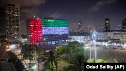 Balai kota Tel Aviv tampak menyala dengan warna bendera Uni Emirat Arab, setelah UEA menormalisasi hubungan dengan Israel. 