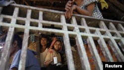Người Hồi giáo Rakhine tại làng Paik Thay. Bạo động đã buộc cư dân phải rời bỏ nhà cửa chạy lánh nạn.