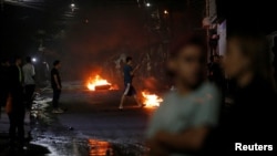 Des manifestants défiant le couvre-feu nocturne au Honduras 