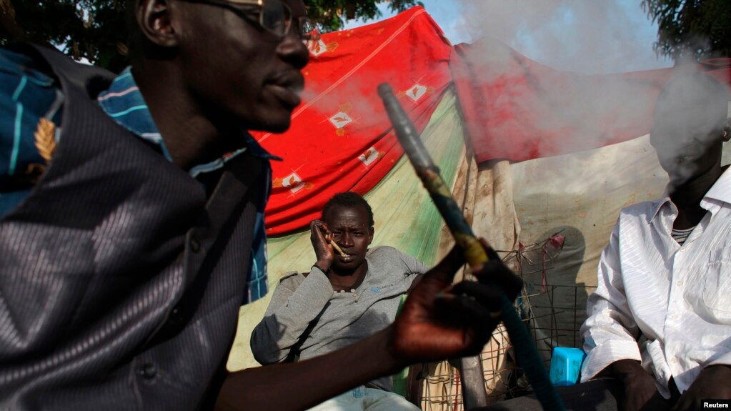 Vijana wakitumia shisha kama kiburudisho katika kambi ya wakimbizi nchini Sudan.