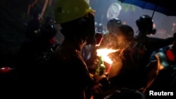 Sukob demonstranata i policije na Kineskom univerzitetu u Hong Kongu, 12. novembar 2019. (Foto: Reuters/Tyrone Siu)