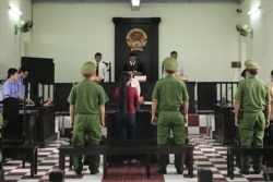 Phiên tòa xét xử bà Lê Thị Bình ngày 22/4/2021 với ghế trống ở bàn dành cho luật sư bào chữa. Photo Lao Dong.