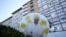 Sebuah balon dengan gambar Paus Fransiskus tampak dipajang di luar Rumah Sakit Gemelli, tempat Paus Fransiskus dirawat, di Roma, Italia. 