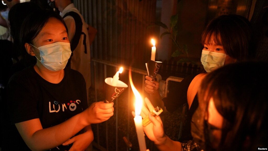 香港民众在2021年6月4日在维多利亚公园燃起蜡烛纪念北京天安门事件32周年。(photo:VOA)