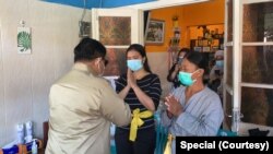 Prabowo Subianto juga mengunjungi keluarga Dansatsel Kolonel Laut (P) Harry Setiawan, yang meninggalkan empat anak. Juga keluarga Kapten Laut (P) I Gede Kartika dan Letda Laut (P) Rhesa Tri ST. (Foto: istimewa)
