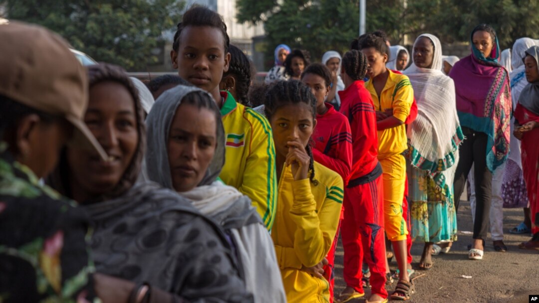 Voters queue early in the morning to cast their votes in Ethiopia's general election, in Addis Ababa, Ethiopia, May 24, 2015.