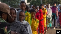 Voters queue early in the morning to cast their votes in Ethiopia's general election, in Addis Ababa, Ethiopia, May 24, 2015.