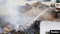 Bomberos combaten las llamas durante un incendio en Barracas, Argentina.