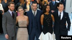 Para aktor yang bermain dalam "Star Trek Into Darkness", dari kiri ke kanan: Chris Pine, Alice Eve, Zachary Quinto, Zoe Saldana dan Benedict Cumberbatch, di London (2/5). 