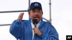 ARCHIVO - El presidente de Nicaragua, Daniel Ortega, habla con sus partidarios en Managua, Nicaragua, el miércoles 29 de agosto de 2018. 