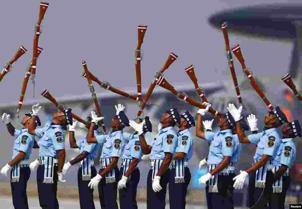 인도 뉴델리 외곽 힌돈 공군기지에서 공군 창설 기념 행사를 앞두고 공군 의장대 소속 군인들이 소총을 공중에 띄우는 동작을 연습하고 있다.