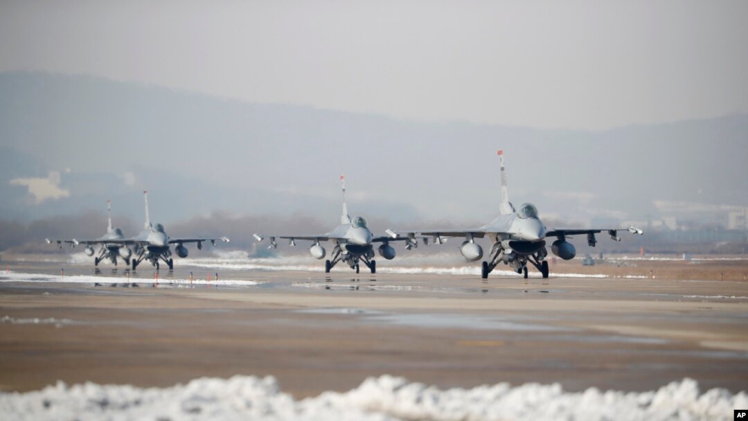 Borbeni avioni F-16 američkog ratnog zrakoplovstva učestvuju u zračnim vježbama između SAD-a i Južne Koreje, u zračnoj bazi Osan u Pyeongtaeku u Južnoj Koreji. Dvostranačka grupa američkih zakonodavaca vrši pritisak na predsjednika Joea Bidena da pošalje avione F-16 u Ukrajinu.