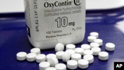 ARSIP – Foto yang diambil pada tanggal 19 Februari 2013 memperagakan pil-pil OxyContin di sebuah apotik di Montpellier, Vt (foto: AP Photo/Toby Talbot, Arsip)