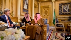 Menlu AS John Kerry (kiri) bersama Raja Arab Saudi Salman bin Abdulaziz (tengah) di kawasan pertanian milik Kerajaan, di luar kota Riyadh, Arab Saudi (23/1).
