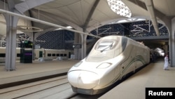 Kereta api berkecepatan tinggi di stasiun King Abdullah Economic City, dekat kota Jeddah, Arab Saudi (foto: dok). 