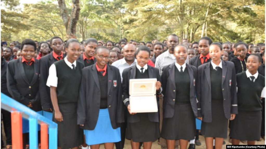 The team that applied for the prize and their mentors with other students on the assembly ground.