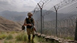 FILE - Pasukan Angkatan Darat Pakistan berpatroli di sepanjang pagar perbatasan Pakistan-Afghanistan di pos puncak bukit Big Ben, distrik Khyber, Pakistan, 3 Agustus 2021. (AP/Anjum Naveed, File)