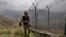 Sejumlah tentara Pakistan tampak berjaga di area perbatasan Pakistan dan Afghanistan di puncak bukit Big Ben di distrik Khyber, Pakistan, pada 3 Agustus 2021. (Foto: AP/Anjum Naveed)