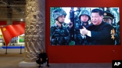 资料照：北京一个展览馆里播放中国领导人习近平手握一杆枪的视频。（2017年10月23日）