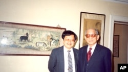 美国之音记者周幼康1991年5月在纽约采访张学良将军（右）