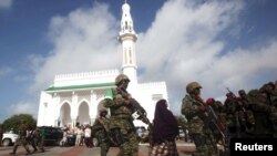 Tentara Uni Afrika berpatroli di luar masjid di Mogadishu, Somalia (17/7). 