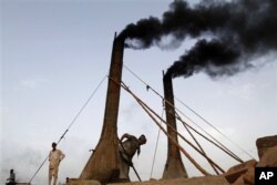 Des ouvriers à l'oeuvre dans une briqueterie près de Jalalabad