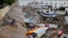 德州居民阿伦·希斯正在观看遭到飓风汉娜破坏的渔船码头。