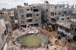 Sebuah genangan air dan sisa-sisa limbah di rumah Ramez al-Masri yang hancur akibat serangan udara di Beit Hanoun, Gaza utara, sebelum gencatan senjata, Minggu, 23 Mei 2021.