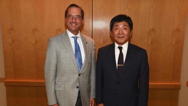 美国卫生及公共服务部部长阿扎尔（Alex Azar）（左）2018年在华盛顿会晤到访的台湾卫生福利部部长陈时中。（图片取自Alex Azar 推特）