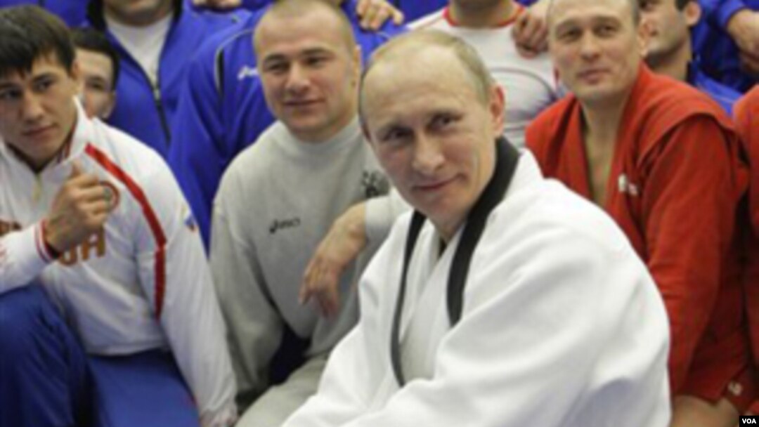 Vladimir Putin, 58 tahun, rutin berlatih judo dan berenang untuk menjaga kebugaran tubuhnya.