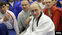 Vladimir Putin, 58 tahun, rutin berlatih judo dan berenang untuk menjaga kebugaran tubuhnya.