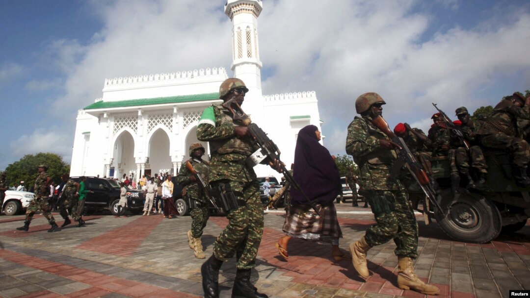 Tentara Uni Afrika di Somalia (AMISOM) melakukan pengamanan di sebuah masjid di ibukota Mogadishu (foto: dok).