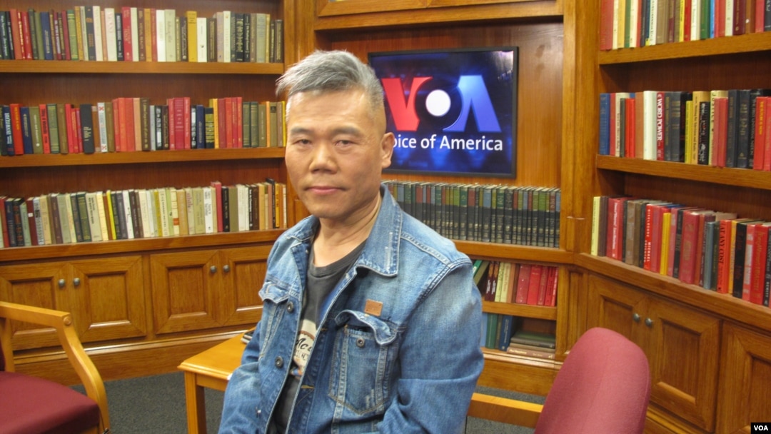 2012年11月9日，中国左派学者司马南在美国之音接受采访(美国之音王南拍摄) 