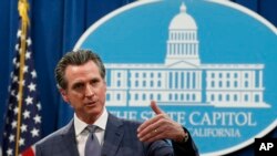 Gubernur Gavin Newsom dalam konferensi pers di Sacramento, California, 4 Maret 2020. (Foto: dok).