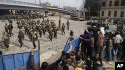 له‌شـکری میسری له‌ نێوان خۆپـیشـانده‌ران و لایه‌نگری حوسنی موباره‌ک وه‌سـتاون، پـێـنجشه‌ممه‌ 3 ی دووی 2011