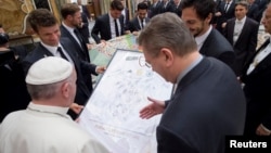 Le pape François reçoit un maillot signé par l'équipe de football de l'équipe nationale allemande au Vatican, le 14 novembre 2016.