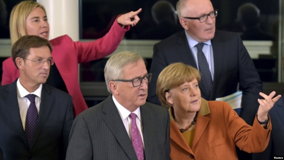 Presiden Komisi Eropa, Jean-Claude Juncker (tengah) bersama para pemimpin Uni Eropa dalam pertemuan di Brussels, Belgia (25/10).