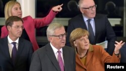 Presiden Komisi Eropa, Jean-Claude Juncker (tengah) bersama para pemimpin Uni Eropa dalam pertemuan di Brussels, Belgia (25/10).