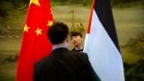 2017年4月13日，中国外交部的工作人员在一场新闻发布会举行前检查中国和巴勒斯坦的旗帜（资料照片）