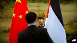 2017年4月13日，中国外交部的工作人员在一场新闻发布会举行前检查中国和巴勒斯坦的旗帜（资料照片）