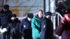 俄罗斯反对派领袖纳瓦尔尼在莫斯科城外的希姆基的一次法庭听证之后被警察押送走。(2021年1月18日)