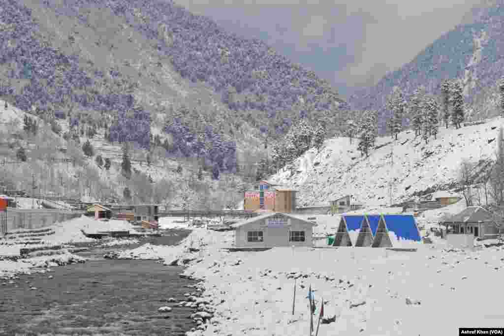 سوات کے علاقہ کالام میں شدید برف باری کے بعد وادی کے حسن کو چار چاند لگ گئے۔