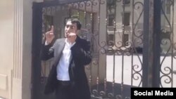 Jurnalist Teymur Kərimov Səhiyyə Nazirliyinin binası qarşısında etiraz edir 