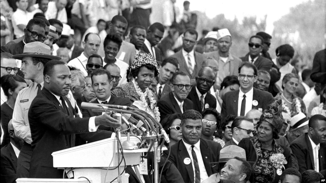 Martin Luther King Jr. menyampaikan pidatonya yang terkenal "I have a dream" kepada ribuan orang di Lincoln Memorial, Washington (28/8/1963).