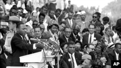 Martin Luther King Jr. menyampaikan pidatonya yang terkenal "I have a dream" kepada ribuan orang di Lincoln Memorial, Washington (28/8/1963).